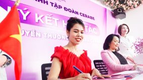 CEO Nguyễn Thị Ngoan trong buỗi lễ ký kết hợp tác với chuỗi nhượng quyền thương hiệu Spa Cerabe