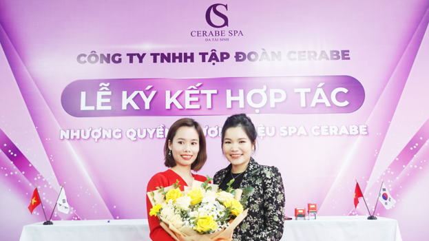 Tân chủ Spa Nguyễn Nhung chụp hình kỷ niệm cùng mọi người tại lễ kí kết