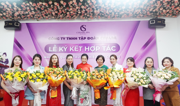 Tân chủ Spa Nguyễn Thị Huệ chụp hình cùng 8 tân bà chủ Spa