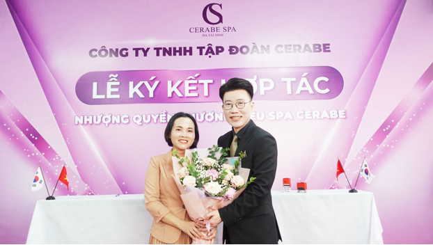 CEO Phạm Thị Thuỷ chụp hình kỉ niệm cùng Giám đốc chiến lược Shin Jong Ho