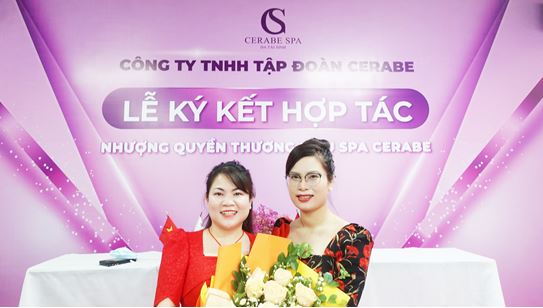 Chủ Spa Hoàng Thị Chiêm chụp hình kỉ niệm cùng Chuyên gia đào tạo Nguyễn Bình