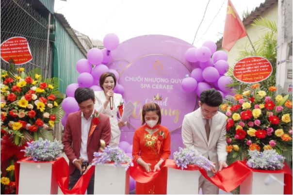 đại diện chuỗi nhượng quyền thương hiệu Spa Cerabe cũng CEO Trần An cắt băng khánh thành