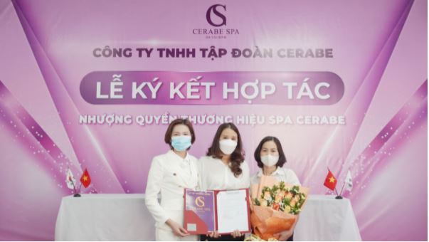 Đại sứ và giám đốc marketing Đặng Nga chúc mừng tân chủ Spa Cerabe