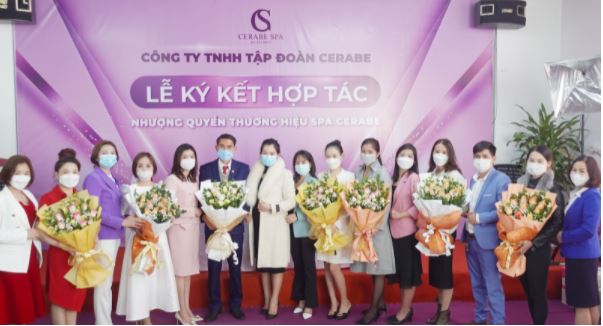 CEO Dương Viết Trọng và các tân chủ Spa Cerabe chụp ảnh lưu niệm