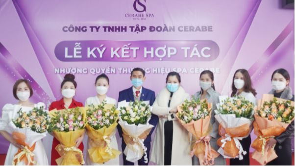 CEO Nguyễn Thị Tuyết cùng các tân chủ Spa Cerabe chụp ảnh kỷ niệm