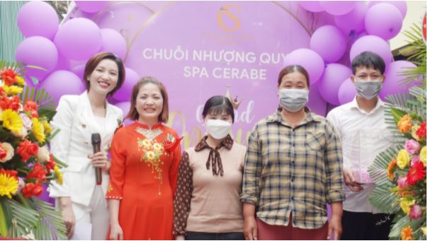 Những khách hàng nhận được quà trong buổi lễ khai trương Ceraeb Spa 19