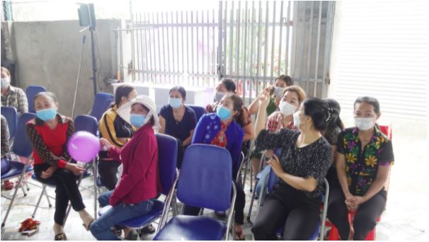 Khách hàng ngồi chờ để được thăm khám và soi da miễn phí
