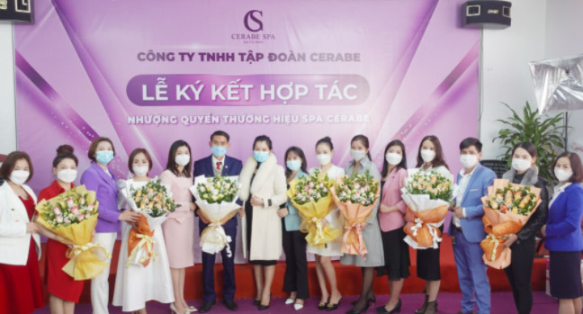 Tân chủ Spa cùng Đại sứ Cerabe chụp hình kỷ niệm