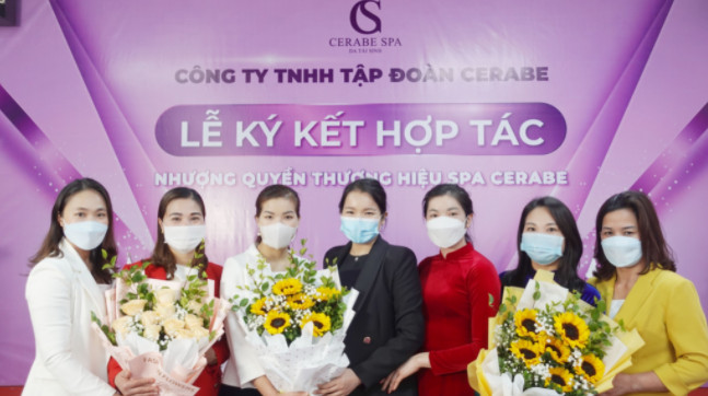 Tân chủ Spa chụp hình kỉ niệm cùng Tổng giám đốc và Đại sứ Cerabe