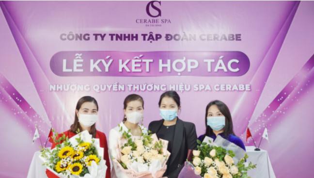 Tân 3 chủ Spa chụp hình cùng Tổng giám đốc Cerabe