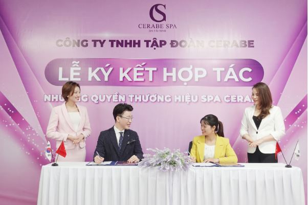 Giám đốc Shin Yong Ho và CEO Ngọc Ánh ký kết hợp tác nhượng quyền thương hiệu Cerabe Spa