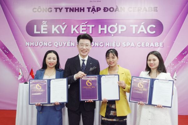 Giám đốc chiến lược Shin Yong Ho cùng 3 chủ Spa Cerabe