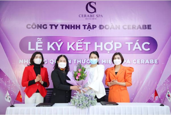 CEO Hà Thúy Nga ký kết với chuỗi nhượng quyền Spa Cerabe