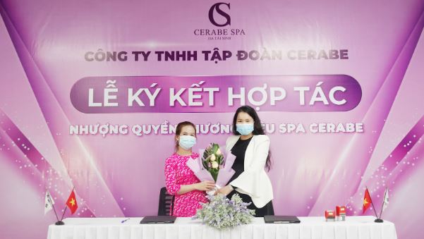 CEO Kim Phụng trong lễ ký kết với Chuỗi nhượng quyền Spa Cerabe