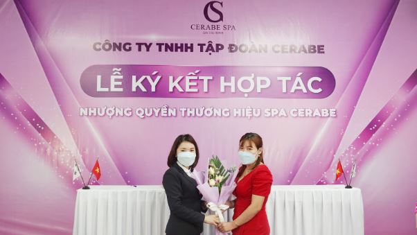 Giấm đốc Đặng Nghiêm chúc mừng tân chủ Spa