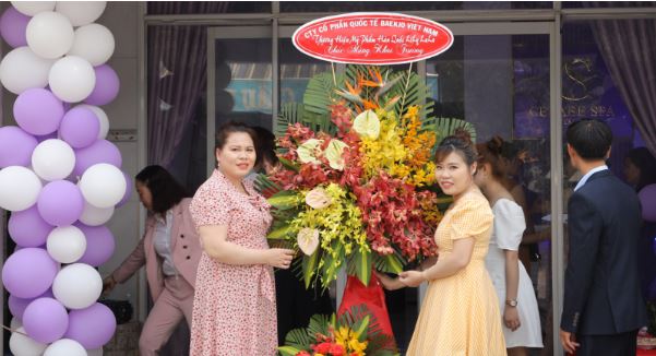 Đại sứ Nguyễn Ngọc chụp ảnh chúc mừng cùng tân chủ Spa Cerabe