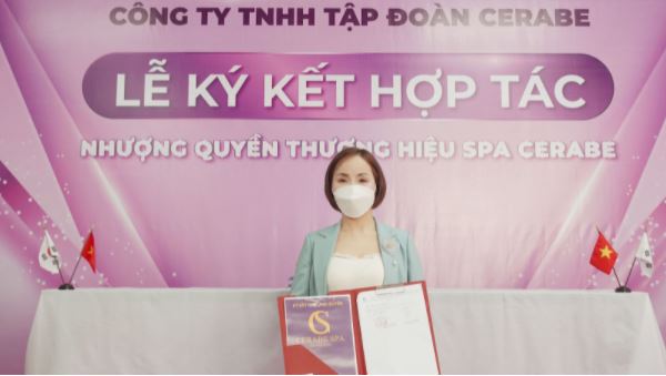 CEO Dương Thu Nga và bản ký kết hợp đồng trong tay