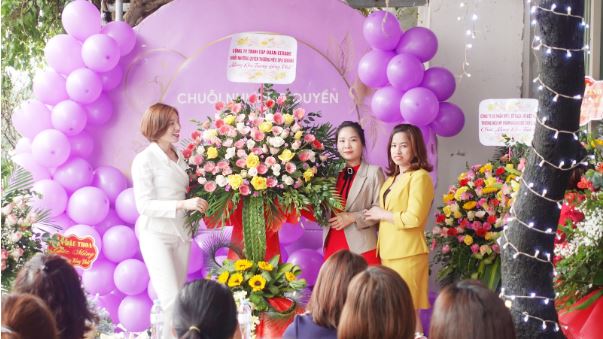 Giám đốc Đặng Nga thay mặt công ty gửi lãng hoa chúc mừng khai trương hồng phát