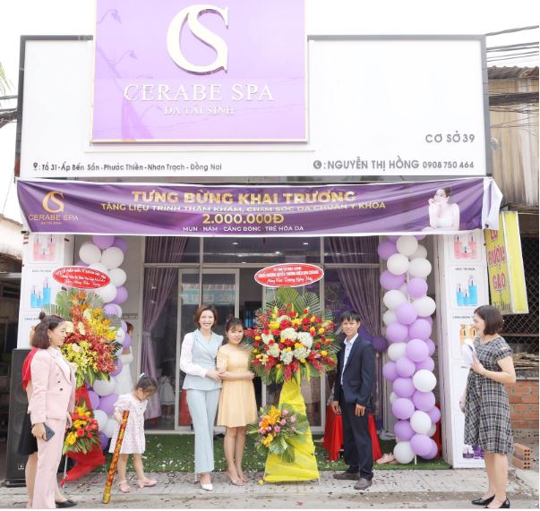 Giám đốc Đặng Nga thay mặt công ty chúc Cerabe Spa cơ sở 39 khai trương hồng phát