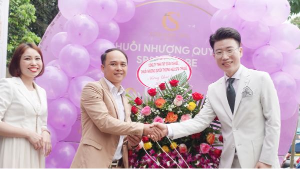 Giám đốc chiến lược Shin Yong Ho gửi lãng hoa chúc mừng Spa