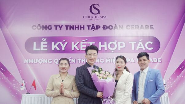 Giám đốc Shin Yong Ho chúc mừng tân chủ Spa Hoàng Lưu