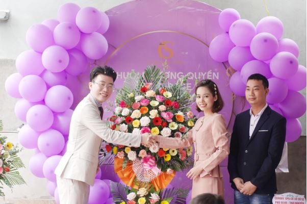 Giám đốc Shin Yong Ho thân tặng lãng hoa chúc mừng Cerabe Spa khai trương hồng phát