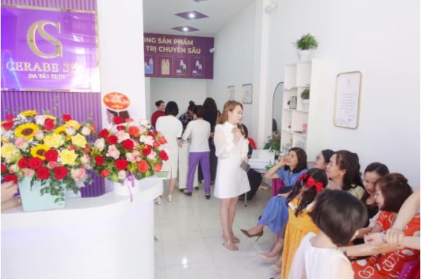 Khách hàng xếp hàng để được soi da, thăm khám bởi chuyên gia Cerabe Spa