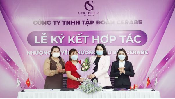 Tổng giám đốc Đặng Thị Bắc tặng bó hoa chúc mừng CEO Nguyễn Hồng