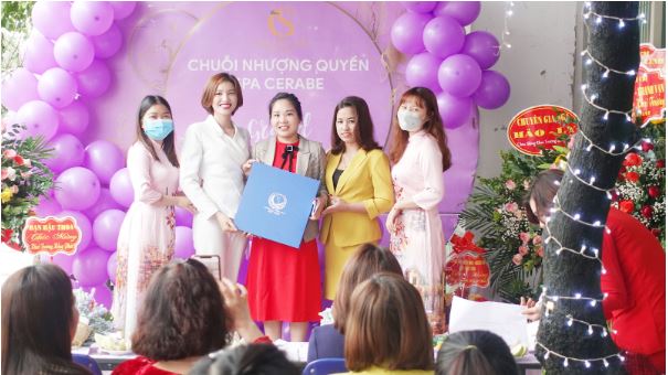 Giảng viên Nguyễn Bình gửi quà tặng chúc mừng khai trương
