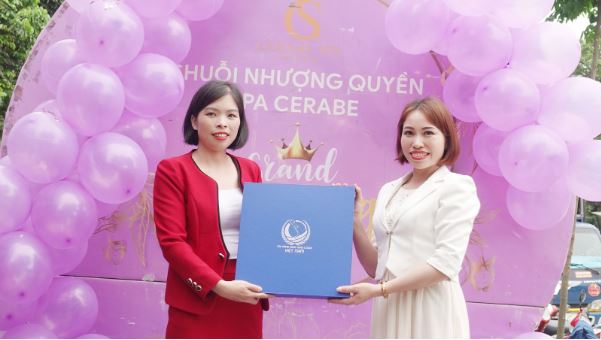 Giảng viên Nguyễn Bình - Trưởng khoa thẩm mỹ trường cao đẳng công nghệ - y dược Việt Nam gửi quà chúc mừng khai trương hồng phát