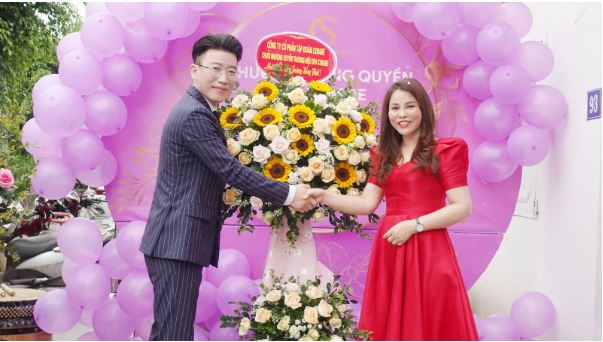 Giám đóc chiến lược Shin Yong Ho mừng khai trương hồng phát