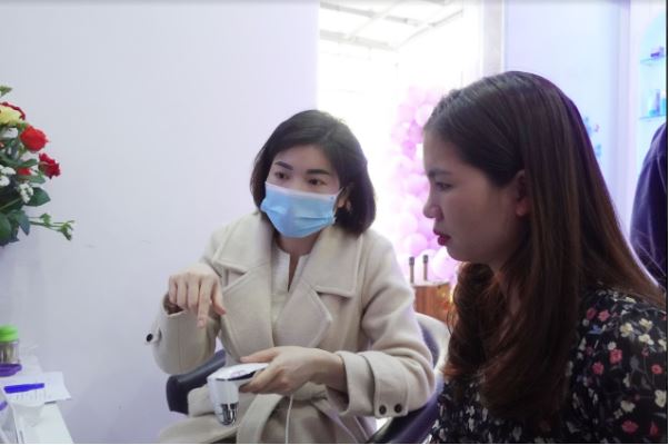 Tư vấn cho khách hàng sau khi soi da miễn phí