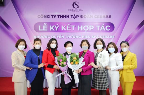 Chụp ảnh lưu niệm chúc mừng tân chủ Spa