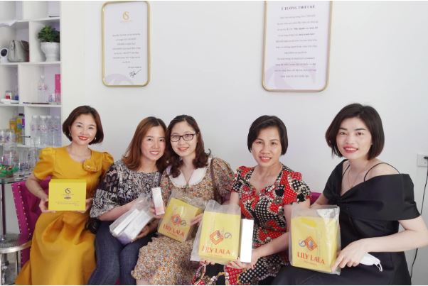 Những phần quà giá trị đưuọc trao đến tay những vị khách hàng đầu tiên