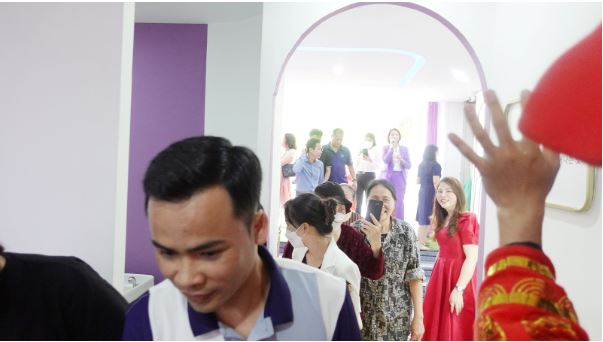 Khách hàng tham quan cơ sở rất đông