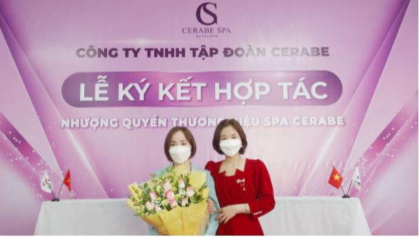 Đại sứ và CEO Dương Thu Nga chụp ảnh kỷ niệm