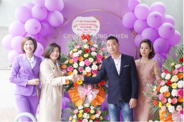 Giám đốc Đặng Hoa mừng khai trương hồng phát