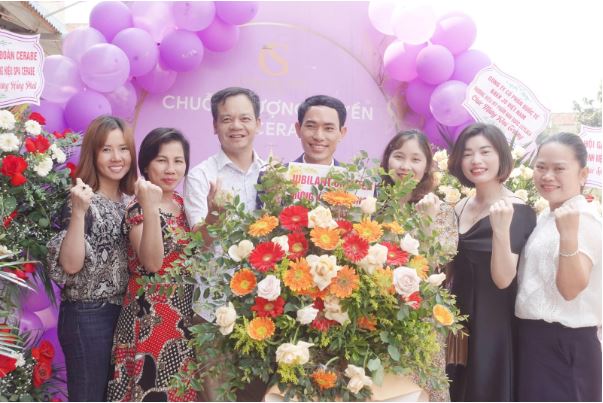 Rất nhiều bó hoa và lời chúc gửi đến Tân chủ Spa Cerabe Dương Viết Trọng