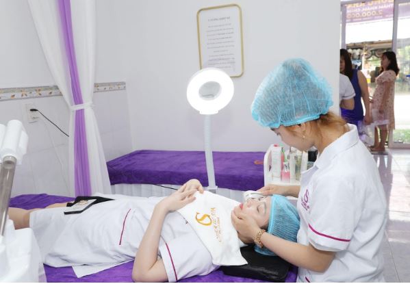Chuyên gia chăm sóc da chuẩn y khoa chăm sóc cho khách hàng