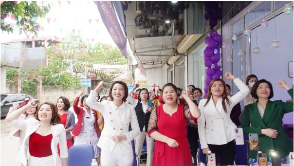 Khách mời tham gia khai trương rất đông