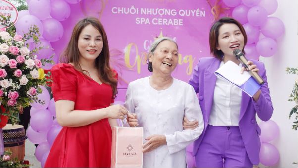 khách mời tham dự trúng phần quà may mắn