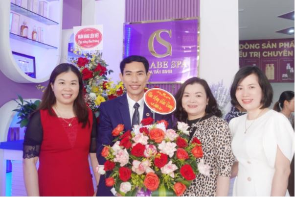 Rất nhiều bó hoa và lời chúc gửi đến Tân chủ Spa Cerabe Dương Viết Trọng