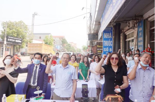 Khách mời tham dự khai trương rất đông