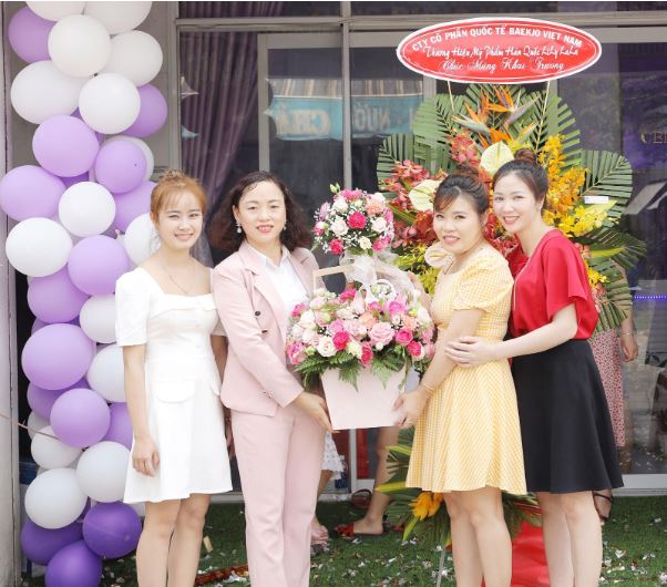 Rất nhiều bó hoa và lời chúc được gửi đến tân chủ Spa Cerabe