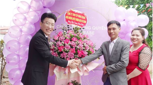 Giám đốc điều hành Shin Yong Ho gửi lãng hoa chúc mừng