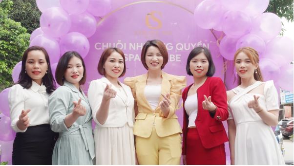 Giám đốc Marketing Đặng Nga chụp ảnh cùng chủ Spa và và chuyên gia Cerabe