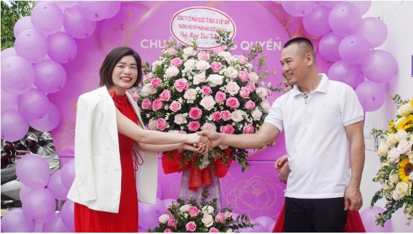 Giấm đốc Đặng Nga chúc khai trương hồng phát