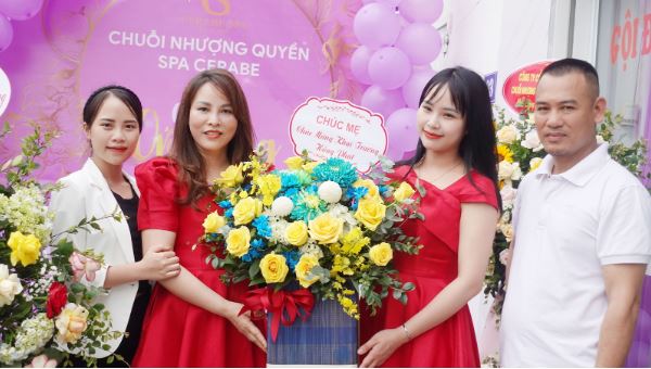 Những lăng hoa tươi gửi đến chúc mừng chị chủ Spa