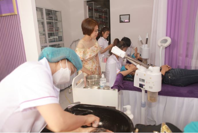Khachs hàng trải nghiệm dịch vụ chăm sóc da tại Cerabe Spa cơ sở 11