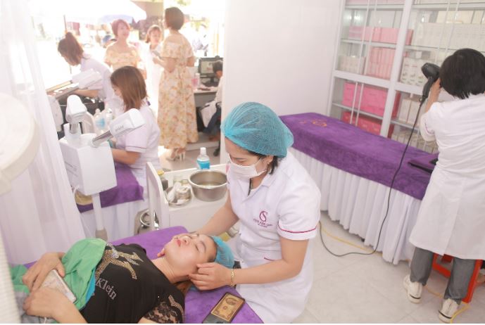 Khachs hàng trải nghiệm dịch vụ chăm sóc da tại Cerabe Spa cơ sở 11